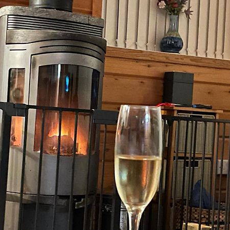 Luxury Peak District Lodge, Hot Tub, Log Burner, Nr Lake Rudyard エクステリア 写真